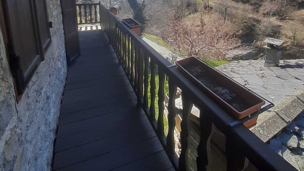 Un balcon donnant sur un paysage montagneux.