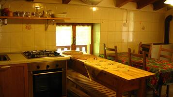 Refrigerador, horno, placa de cocina, cafetera/tetera