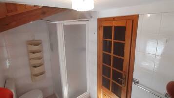 Chuveiro, secador de cabelo, bidê, toalhas de banho