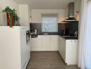 Kylskåp, mikrovågsugn, ugn och spishäll