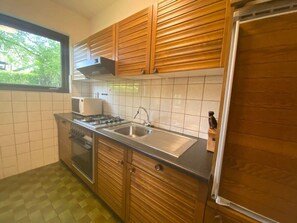 Fridge, microwave, oven, stovetop - Hello Zeeland - Vakantiehuis Het Heem 39 (Breskens)
