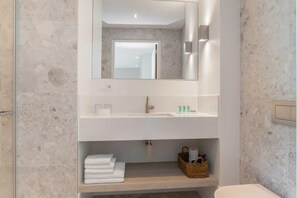 Douche, sèche-cheveux, serviettes fournies