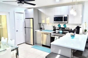 Micro-ondas, cooktop, torradeira, talheres/pratos/utensílios de cozinha