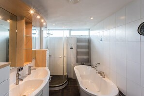 Shower, towels - Penthouse near the beach in Domburg | Park Loverendale 31 (Domburg)
