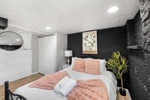 6 Schlafzimmer, Schreibtisch, Bügeleisen/Bügelbrett, WLAN