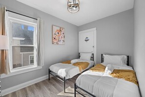 6 slaapkamers, een bureau, een strijkplank/strijkijzer, wifi