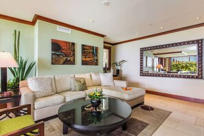 Huoneisto, useita sänkyjä, patio, valtamerinäköala (Hale Papakea) | Oleskelualue | 50–tuumainen taulutelevisio, jossa digitaalikanavat