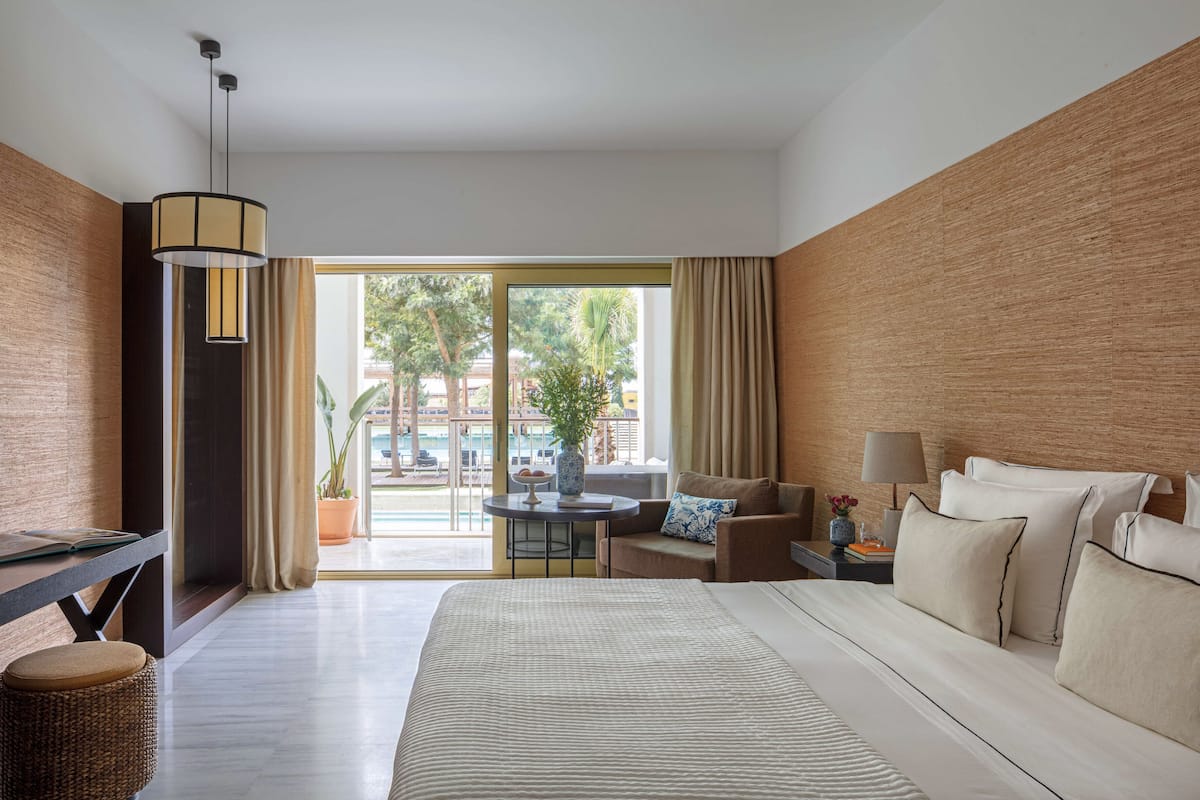 Seprai antialergi, tempat tidur Select Comfort, minibar, dan brankas
