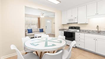 Casa, varias camas, cocina | Restaurantes
