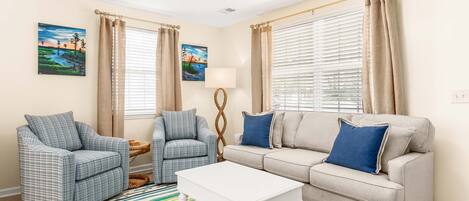 Talo, useita sänkyjä, keittiö | Oleskelualue | Televisio