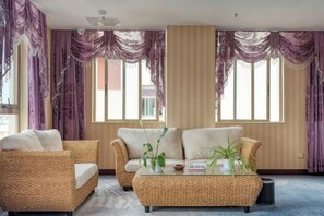 Living area - Bianchui Hotel (Yingjiang)