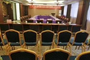 A conference room with a long table, chairs, and a chandelier. - Bianchui Hotel (Yingjiang)