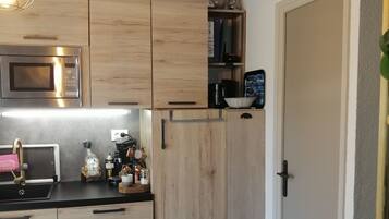 Réfrigérateur, micro-ondes, four, plaque de cuisson