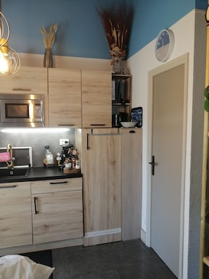 Réfrigérateur, micro-ondes, four, plaque de cuisson