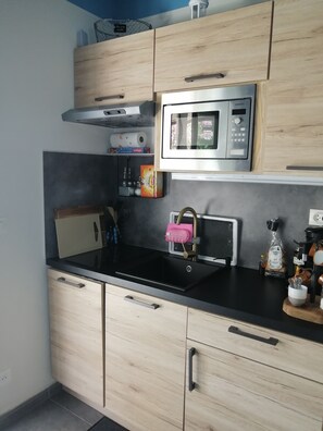 Réfrigérateur, micro-ondes, plaque de cuisson, lave-vaisselle