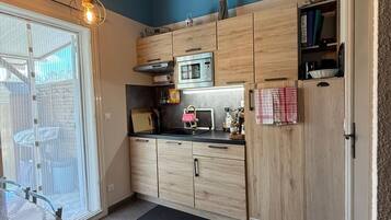 Réfrigérateur, micro-ondes, four, plaque de cuisson