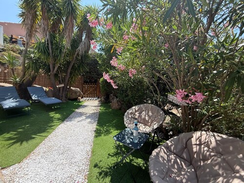 à Santa Giulia, Studio de charme classé 2 étoiles situé à 300m de la plage.