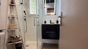 Douche, sĂšche-cheveux, serviettes fournies, papier toilette
