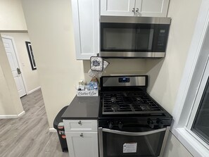 Fridge, microwave, oven, stovetop - Upscale Relax near Yankee Stadium, and Columbia University "14 min drive" (New Rochelle)