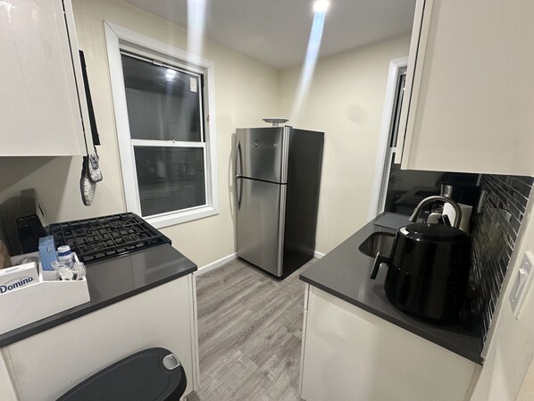 冷蔵庫、電子レンジ、オーブン、コンロ