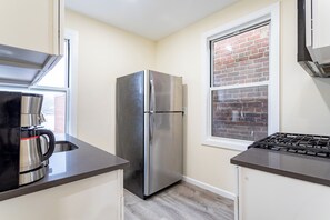 Fridge, microwave, oven, stovetop - Upscale Relax near Yankee Stadium, and Columbia University "14 min drive" (New Rochelle)