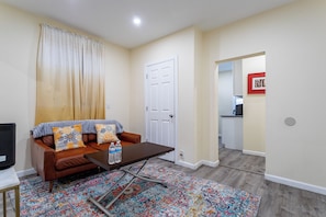 Smart TV - Upscale Relax near Yankee Stadium, and Columbia University "14 min drive" (New Rochelle)