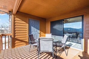 Outdoor dining - Grand View at the Pointe - Rolling Hills (Branson)