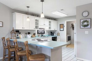 Condo, varias camas, acceso a la alberca, vista a la montaña (Grand View at the Pointe ) | Cocina privada | Cafetera y tetera 