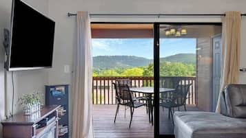 Leilighet, flere senger, adgang til basseng, fjellutsikt (Grand View at the Pointe ) | Oppholdsområde | En 42-tommers Flatskjerm-TV med digitale kanaler samt peis