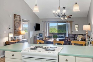 Condo, Multiple Beds, Pool Access, Mountain View (Grand View at the Pointe ) | Interior