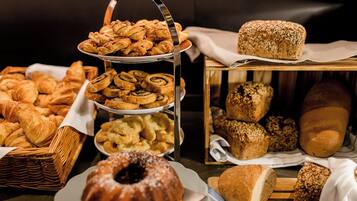 Tägliches Frühstücksbuffet gegen Gebühr