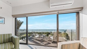 En balkon med havudsigt, en sofa og en lænestol.