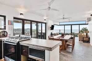 Een koelkast, een magnetron, een oven, een kookplaat