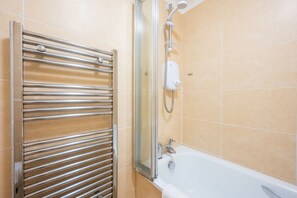 Articles de toilette gratuits, sèche-cheveux, serviettes fournies