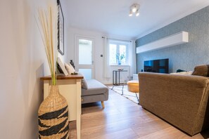 Living area - Llansannor Drive by Tŷ SA - Free Parking (Cardiff)