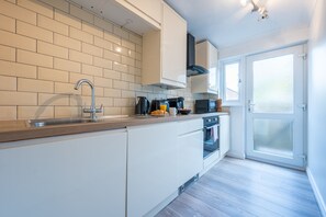 Fridge, microwave, oven, stovetop - Llansannor Drive by Tŷ SA - Free Parking (Cardiff)