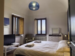 4 عدّة غرف نوم وواي فاي مجانًا وملاءات أسرّة