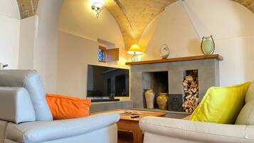 Smart-tv, bordsfotboll och en stereo