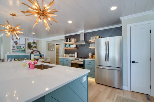 Home Rental on Detroit Lake: Dock, Game Room!