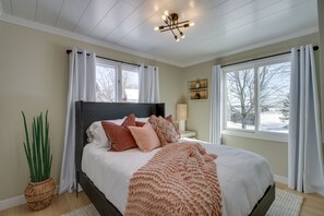 3 bedrooms, travel crib, free internet, bed sheets - Home Rental on Detroit Lake: Dock, Game Room! (Detroit Lakes)
