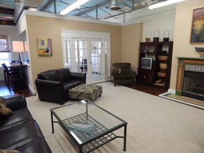 Apt C: Stylish, light and bright | Oppholdsområde | En 42-tommers smart-TV med digitale kanaler samt TV og Netflix