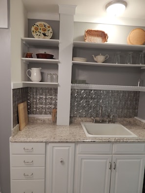 Apt C: Stylish, light and bright | Bếp riêng | Tủ lạnh, lò vi sóng, lò nướng, bếp nấu 