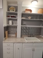 Apt C: Stylish, light and bright | Cozinha privada | Geladeira, micro-ondas, fogão, cooktop