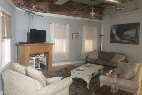 Apartment D: Riverfront Grand | Area soggiorno | Smart TV 42 pollici con canali digitali, TV, Netflix