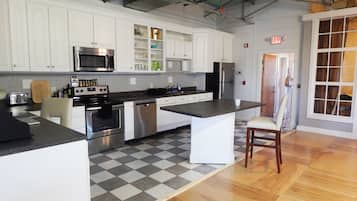 Apartment D: Riverfront Grand | Private kitchen | Fridge, microwave, oven, stovetop