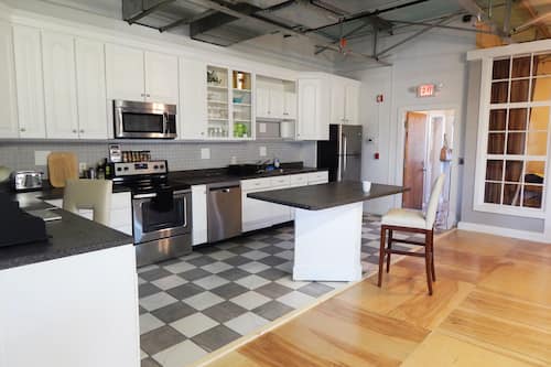 Apartment D: Riverfront Grand | Cucina privata | Frigorifero, microonde, forno, piano cottura