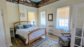 Apartment D: Riverfront Grand