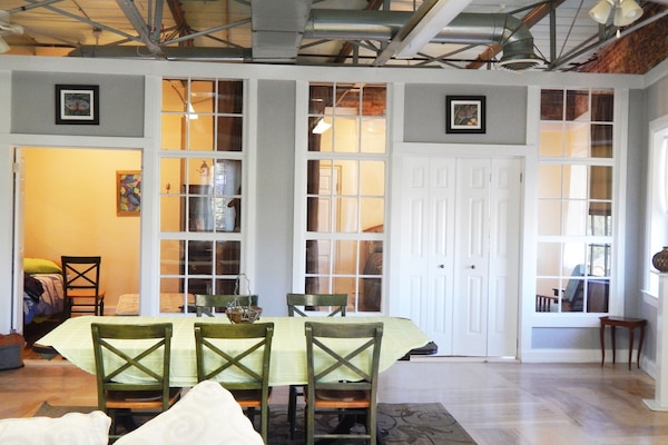 Apartment D: Riverfront Grand | In-room dining