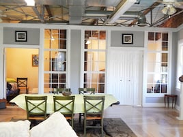 Apartment D: Riverfront Grand | Opções para refeição no quarto