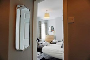 3 chambres, bureau, fer et planche à repasser, lit parapluie